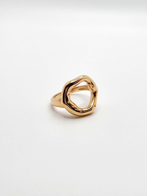 Open circle statement ring, great gift for her. Wedding inspiration jewelry. Circle of life ring. Ring in gold. Women ring. Chunky. Modern.