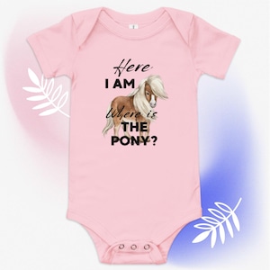 Può includere: Body rosa per neonato con un'illustrazione di un pony marrone e bianco e il testo "Here I am. Where is the pony?"