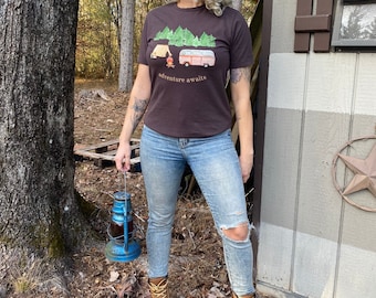 Camiseta "La aventura te espera" / Regalo para amantes de la naturaleza / Camiseta para excursionistas