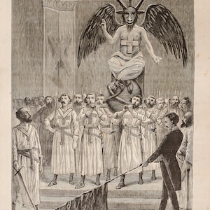 Puede incluir: Una ilustración en blanco y negro que representa una escena ritual con una figura que se asemeja a un demonio con cabeza de cabra, rodeado de hombres con túnicas y empuñando espadas. El texto "Le Baphomet, idole des Templiers, est alors porté processionnellement dans la salle de la Grande Loge." está en la parte inferior de la imagen.