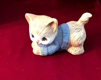 Figurina in ceramica di gattino giocoso con maglione blu - Vintage anni '80 prodotta a Taiwan