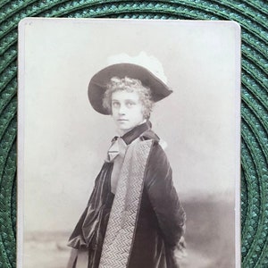 Rose - Turn of the Century Cabinet Card gemaakt door D.P. Thomson, fotograaf in Kansas City, Missouri