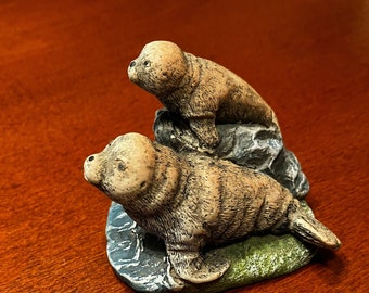 Moeder en babyzeehond: miniatuur zeehondbeeldje 1991