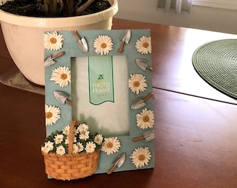 Vintage Shabby Chic Garden Frame With A 3D Basket of Daisies - Holds a 3.5x5 Photo