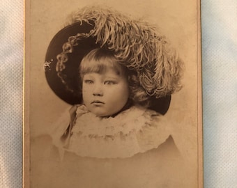Carte pour armoire Petite fille avec grand chapeau des années 1800 - Thomson Photography, Kansas City, Missouri