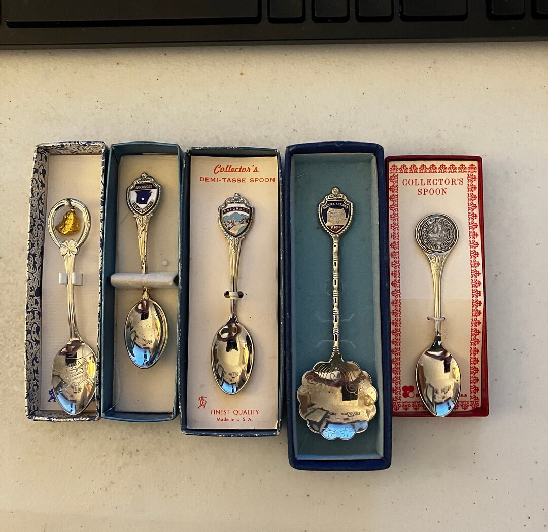 ② ヴィンテージ アメリカ地図型台座付き スーベニアスプーンコレクション 61本 ② ヴィンテージ アメリカ地図型台座付き スーベニアスプーン