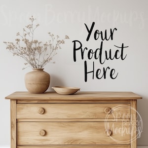 Peut inclure: Une commode en bois avec trois tiroirs et un mur blanc derrière. Un vase avec des fleurs séchées est posé sur la commode. Le texte "Your Product Here" est écrit sur le mur.