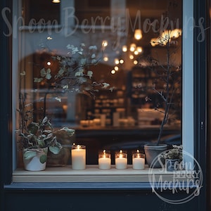 以下が含まれることがあります： 窓に4本の白い円柱形のろうそくが灯され、輝いています。ろうそくは木製の棚に一列に並んでいます。窓は緑の葉と小さな木で飾られています。ろうそくは暖かく、人々を招き入れるような光景です。