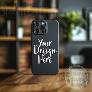 Puede incluir: Maqueta de funda de teléfono negra con un texto blanco superpuesto que dice "Your Design Here". La funda de teléfono está sobre una mesa de madera.