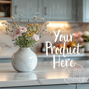 Op de afbeelding: Een witte marmeren vaas met een boeket roze en gele bloemen staat op een wit aanrecht in een keuken. De tekst "Your Product Here" is in wit op het aanrecht geschreven.
