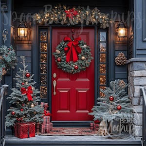 Pode incluir: Uma porta de entrada vermelha com uma coroa de Natal, decorada com laços vermelhos, ramos de pinho, bolas vermelhas e bolas douradas. Duas pequenas árvores de Natal com bolas vermelhas e luzes estão de cada lado da porta. A porta é cercada por uma guirlanda com luzes brancas.
