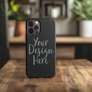 Könnte beinhalten: Schwarze Handyhülle mit einem Kameraobjektiv und dem Text "Your Design Here" auf einer Holzoberfläche.