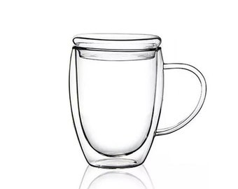 Doppelwandiger Glasbecher mit Deckel und Henkel