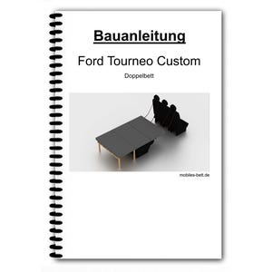Può includere: Un manuale rilegato a spirale intitolato "Bauanleitung" con il testo "Ford Tourneo Custom Doppelbett". L'immagine mostra un rendering 3D di un letto per veicoli, con una superficie grigio scuro e gambe in legno.