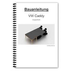 Op de afbeelding: Een zwart-witte illustratie van een bedframe met twee figuren die erop zitten. De tekst "Bauanleitung VW Caddy Doppelbett" staat op de pagina gedrukt. De tekst "mobiles-bett.de" staat onderaan de pagina gedrukt.