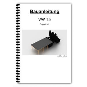 Puede incluir: Una ilustración en blanco y negro de un marco de cama para una furgoneta VW T5. El marco de la cama está hecho de madera y tiene un colchón gris. El texto "Bauanleitung VW T5 Doppelbett" está impreso en la página. El sitio web "mobiles-bett.de" está impreso en la parte inferior de la página.