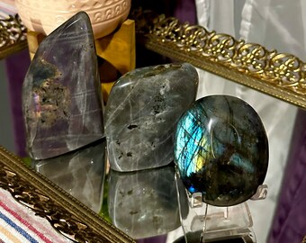 Flitsende labradoriet vrije vorm kristalpalmsteen | Kristaldecor | Natuurlijke paarsblauwe flits