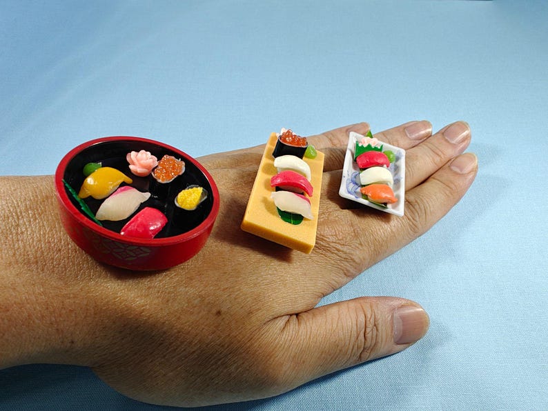3 Sushi in a wooden tub
4 Sushi on a wooden stand
5 Edo-style sushi