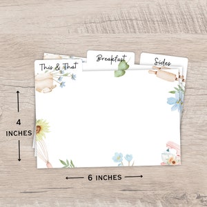 Op de afbeelding: Witte receptkaartsplitsers, 10 cm hoog en 15 cm breed, met bloemen- en keukenthema aquarel illustraties. Tabs lezen "This & That", "Breakfast" en "Sides". Inclusief een zonnebloem, deegroller en mixer.
