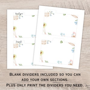 Op de afbeelding: Witte receptverdelers met aquarel illustraties van bakgereedschap, zonnebloemen en blauwe bloemen. De tabbladen zijn gelabeld met "Appetizers" en "Desserts". De tekst onderaan luidt "BLANK DIVIDERS INCLUDED SO YOU CAN ADD YOUR OWN SECTIONS. PLUS ONLY PRINT THE DIVIDERS YOU NEED."