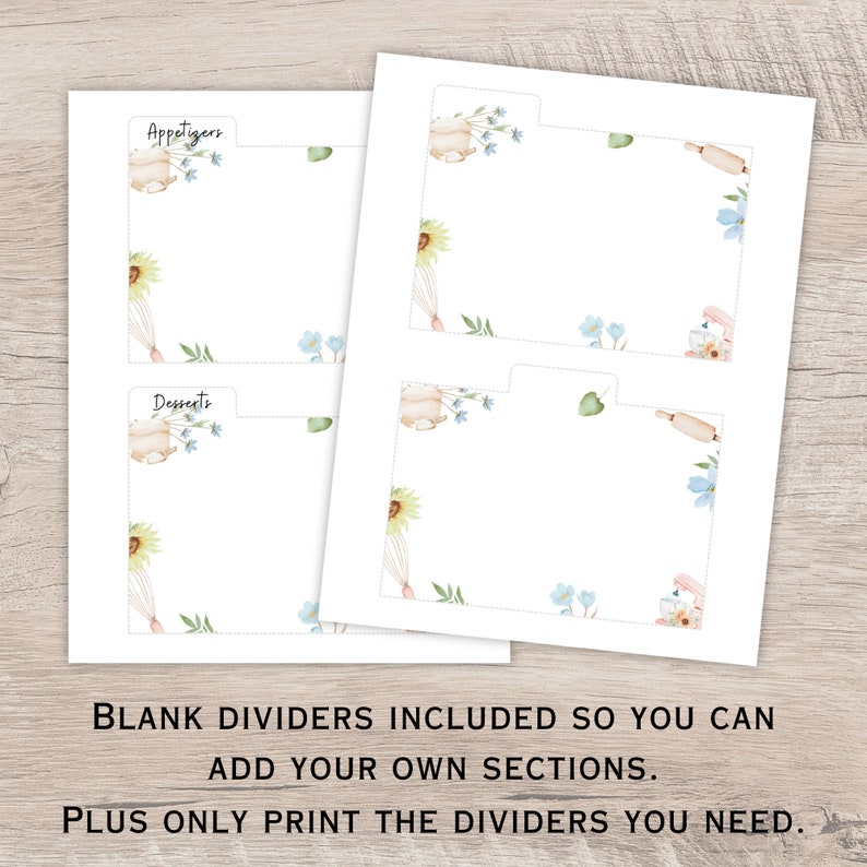 Op de afbeelding: Witte receptverdelers met aquarel illustraties van bakgereedschap, zonnebloemen en blauwe bloemen. De tabbladen zijn gelabeld met "Appetizers" en "Desserts". De tekst onderaan luidt "BLANK DIVIDERS INCLUDED SO YOU CAN ADD YOUR OWN SECTIONS. PLUS ONLY PRINT THE DIVIDERS YOU NEED."