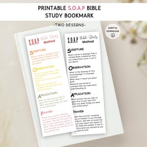 Peut inclure: Deux marque-pages imprimables pour l'étude biblique S.O.A.P. Les marque-pages présentent la méthode S.O.A.P. : Écriture, Observation, Application et Prière. Le texte est en noir et le titre est manuscrit. Les marque-pages sont sur fond blanc.