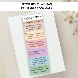 Puede incluir: Un marcapáginas imprimible con un fondo degradado rosa, azul y amarillo. El marcapáginas presenta una cita de Proverbios 31:26-31 sobre una mujer piadosa. El texto está en blanco y negro.