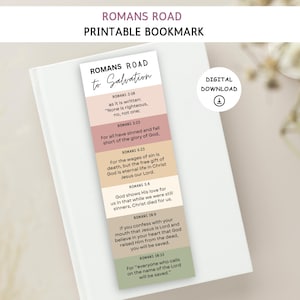 Può includere: Un segnalibro stampabile con il testo "Romans Road to Salvation" in un design verticale. Il segnalibro presenta versetti dai Romani in un gradiente di rosa, pesca e verde. Sono visibili anche le parole "Download digitale".
