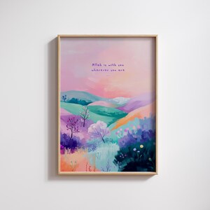 Pu&ograve; includere: Una stampa artistica incorniciata con un dipinto di paesaggio colorato. L'opera raffigura dolci colline nei toni del viola, verde e arancione, con un cielo rosa e blu. Il testo "Allah is with you wherever you are" &egrave; scritto in alto.
