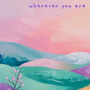 Pu&ograve; includere: Dipinto di paesaggio astratto con una tavolozza di colori pastello. L'opera presenta dolci colline nelle tonalit&agrave; del verde, blu e rosa, sotto un cielo rosa e arancione. Le parole "wherever you are" sono scritte in viola in alto.