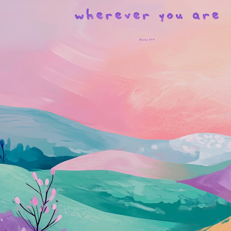 Pu&ograve; includere: Dipinto di paesaggio astratto con una tavolozza di colori pastello. L'opera presenta dolci colline nelle tonalit&agrave; del verde, blu e rosa, sotto un cielo rosa e arancione. Le parole "wherever you are" sono scritte in viola in alto.