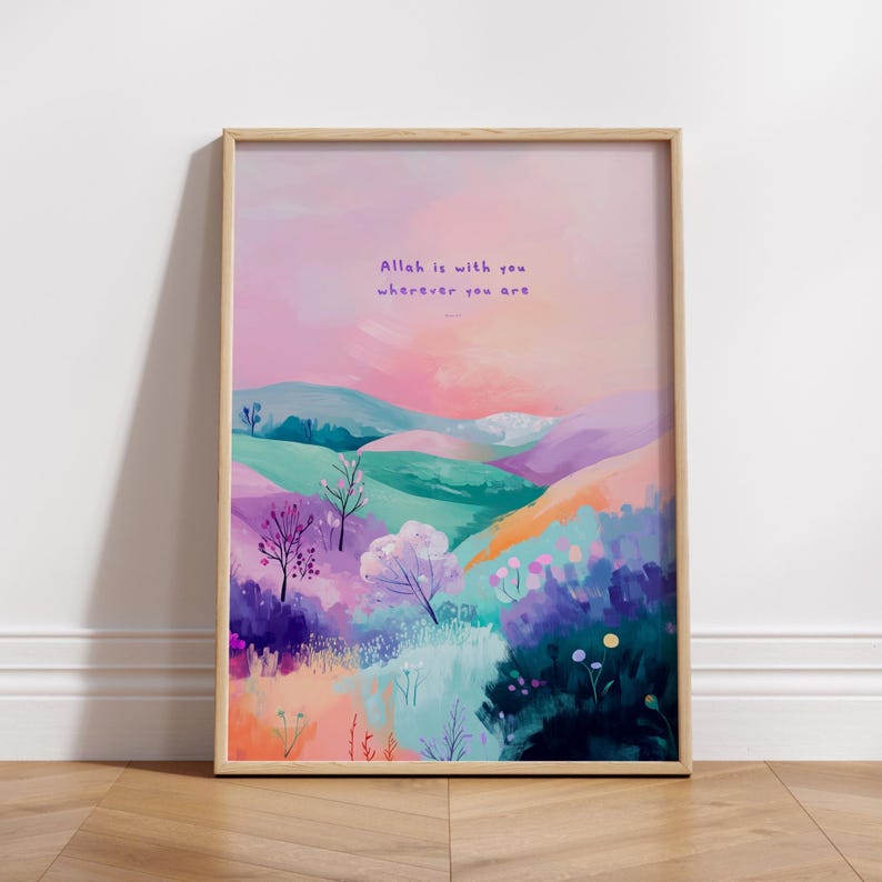 Pu&ograve; includere: Una stampa artistica incorniciata con un dipinto di paesaggio colorato. L'opera raffigura dolci colline nei toni del verde, viola e arancione sotto un cielo rosa e viola. Il testo "Allah is with you wherever you are" &egrave; scritto in viola.