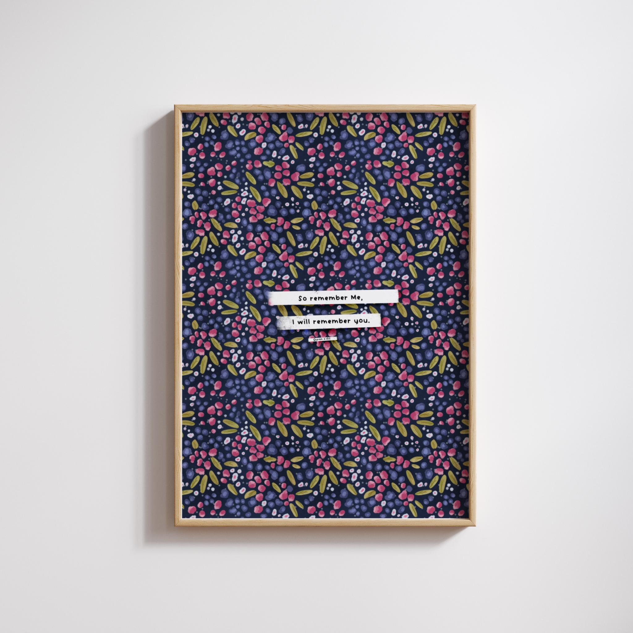 Pu&ograve; includere: Una stampa incorniciata con uno sfondo blu e un motivo ripetitivo di fiori rosa e foglie verdi. La stampa ha una striscia bianca con il testo "So remember me, I will remember you."