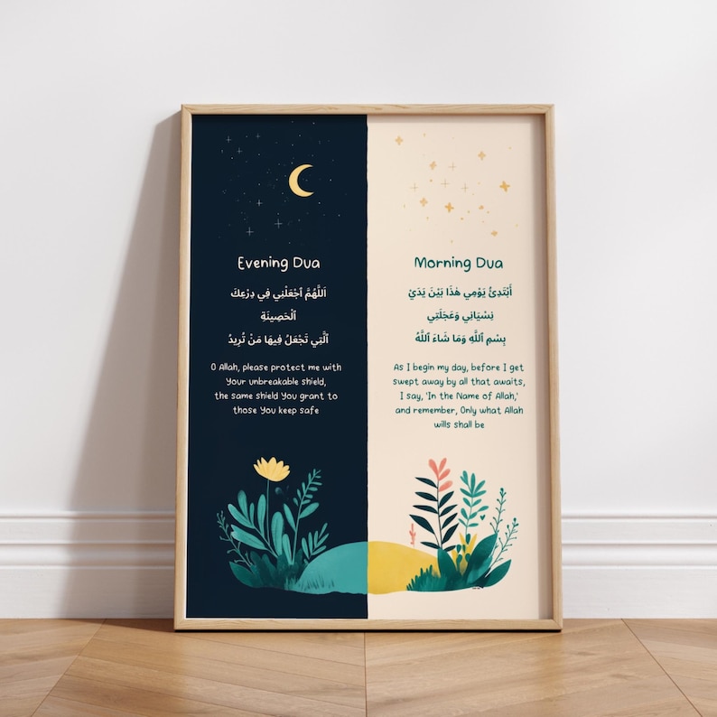 Op de afbeelding: Een printbaar wanddecor ontwerp met een donkerblauwe achtergrond en een licht perzikkleurige achtergrond. De linkerzijde toont een halve maan en Arabische tekst voor een avonddua. De rechterzijde toont een sterrenhemel en Arabische tekst voor een ochtenddua. Beide zijden tonen een groen en geel landschap met bloemen.