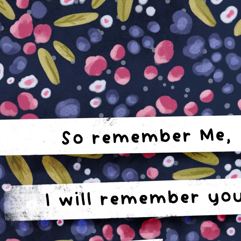Pu&ograve; includere: Uno sfondo bianco con un motivo floreale blu. Due strisce di carta bianche con testo nero sono sovrapposte al motivo. La striscia superiore dice "So remember Me," e la striscia inferiore dice "I will remember you."