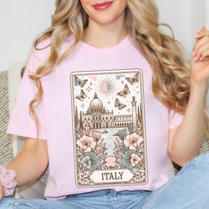 旅行者グループシャツ、イタリアへの友達旅行の服装、花柄のイタリア地図の旅行Tシャツ、旅行者の女の子へのギフト、ヨーロッパ旅行の記念品
