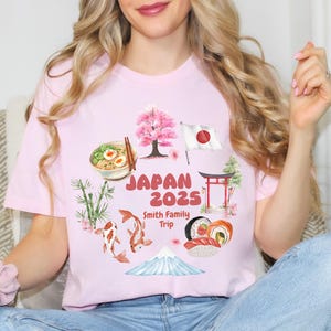 カスタム家族旅行 2025 シャツ、パーソナライズされたグループ旅行日本 T シャツ、日本の旅行者の女の子へのギフト、お揃いの友達のピンクの桜