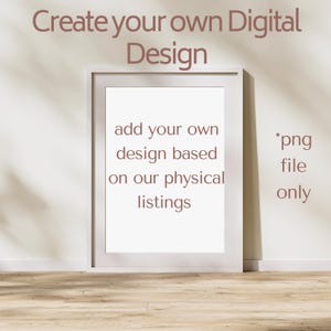 Puede incluir: Una impresión enmarcada en blanco con texto que dice "Crea tu propio diseño digital" y "añade tu propio diseño basado en nuestros listados físicos". También es visible el texto "*png file only". El marco está sobre un suelo de madera clara.