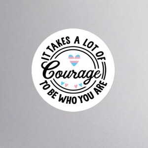 It Takes Courage Trans Pride-sticker - Kiss-Cut, zonder bubbels - Gelijkheid - LGBTQ+ - Pride
