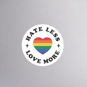 Hate Less Love More Pride Aufkleber - Kiss-Cut, Bubble-Free - Pride - LGBTQ+