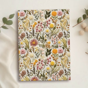 Könnte beinhalten: Ein weißer Hintergrund mit einem floralen Muster, das in Rosa-, Gelb- und Grüntönen gestickt ist. Das Muster ist ein sich wiederholendes Design aus verschiedenen Blumen und Blättern.