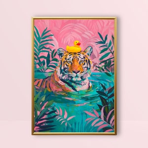 Tigre à Bath | Art mural animalier éclectique maximaliste, canard en caoutchouc pour salle de bain rose orange, décor dopamine, impressions tropicales colorées preppy