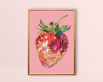 Op de afbeelding: Een ingelijst afdruk van een roze achtergrond met een discobal in de vorm van een aardbei. De aardbei is rood en goud met een groene steel en bladeren.