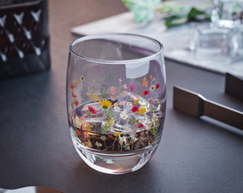 Copo de uísque com flor prensada, copos com estampa floral, decoração para festa no jardim