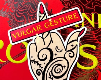 Peut inclure: Un autocollant représentant une main faisant un geste vulgaire avec les mots "Vulgar Gesture" imprimés sur une bannière rouge en travers de la main.