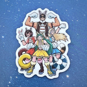 Könnte beinhalten: Ein Aufkleber mit fünf Comicfiguren in bunten Kostümen. Die Figuren sind eine Gruppe von Frauen und ein Mann mit Tierohren und -schwänzen. Die Figuren lächeln alle und haben einen verspielten Ausdruck. Der Aufkleber befindet sich auf einem blauen Hintergrund.