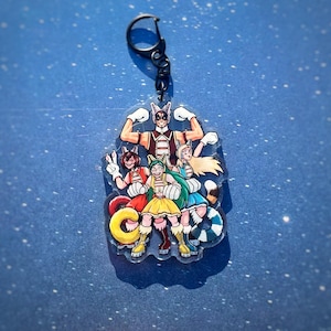 Puede incluir: Un llavero de acrílico transparente con cuatro personajes de dibujos animados. Los personajes son un grupo de gatos antropomorfos con pelajes y trajes de diferentes colores. Los personajes están en una pose dinámica y llena de acción. El llavero es una excelente manera de mostrar tu amor por el anime y el manga.