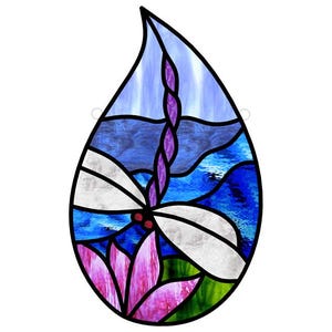 Pode incluir: Painel de vitral em forma de gota com um desenho de libélula. O painel apresenta um céu azul e roxo, uma libélula com asas brancas e um elemento floral rosa e verde na parte inferior. É emoldurado com uma borda preta.