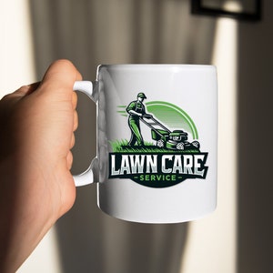Puede incluir: Taza de cer&aacute;mica blanca con un logotipo de cuidado de c&eacute;sped verde y negro. El logotipo presenta a una persona cortando el c&eacute;sped con una cortadora de c&eacute;sped. El texto "LAWN CARE -SERVICE- " est&aacute; debajo de la imagen.