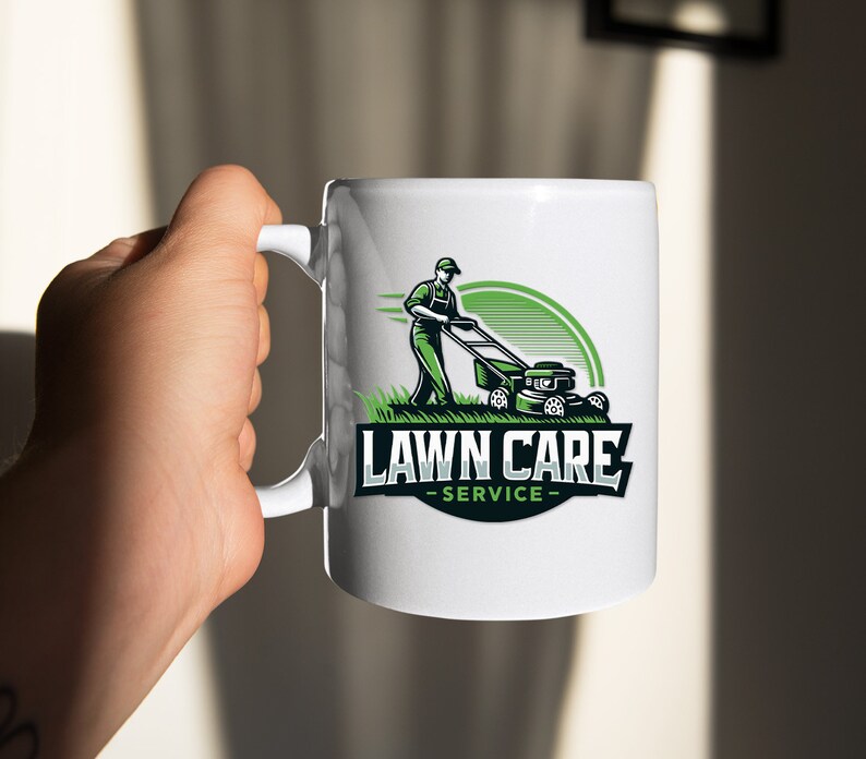 Puede incluir: Taza de cer&aacute;mica blanca con un logotipo de cuidado de c&eacute;sped verde y negro. El logotipo presenta a una persona cortando el c&eacute;sped con una cortadora de c&eacute;sped. El texto "LAWN CARE -SERVICE- " est&aacute; debajo de la imagen.